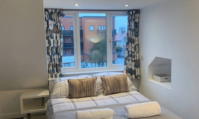 Leigh-on-Sea Apartment | Seaside Chic Loft Apartment in Leigh-on-sea