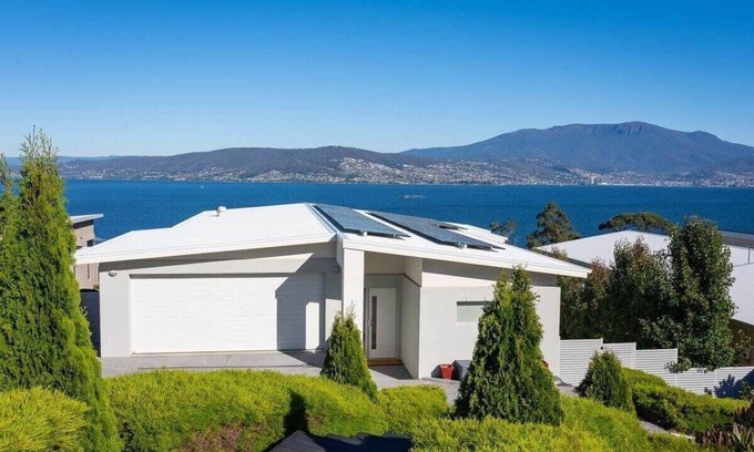 Howrah House | Seaside Chic Villa with Breathtaking Ocean Views