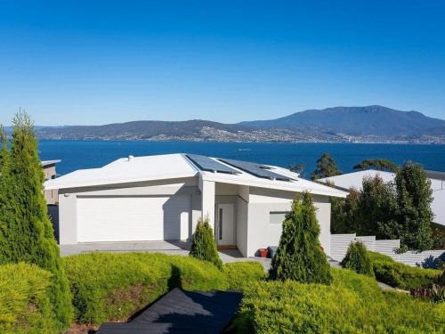 Howrah House | Seaside Chic Villa with Breathtaking Ocean Views