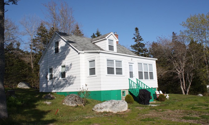 Boutiliers Point Cottage | Seaside Cottage with Rustic Charm