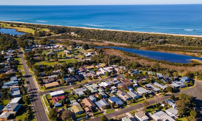 Lakes Entrance House | Seaside Escape - Morning swims & salt-kissed air, part of your daily routine