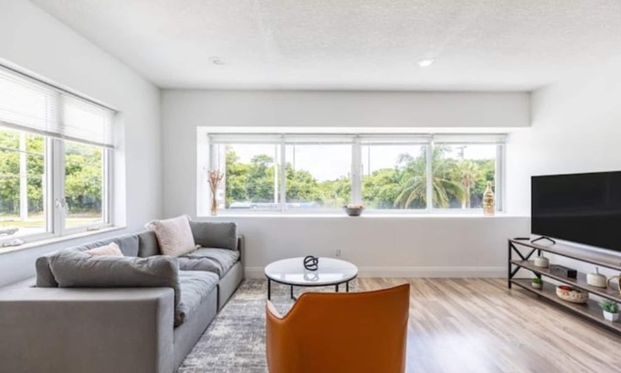 Birch Park Finger Streets Apartment | Seaside Escape: 1 Min to Beach, Park, Dining, Shopping & More!n