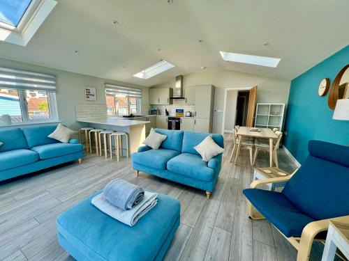 Westleigh Apartment | Seaside Getaway with Balcony & Ocean Views - Westward Ho!