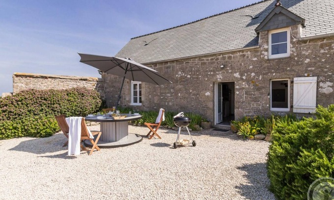 Gatteville-le-Phare Cottage | Seaside house with beach access, modern amenities and family space