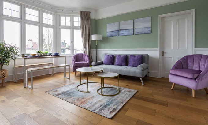 Westcliff-on-Sea Apartment | Seaside LUXURY large apartment, near amusements and seafront