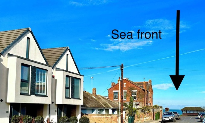 Swalecliffe House | Seaside luxury escape - 2 mins to beach, shops, restaurants.