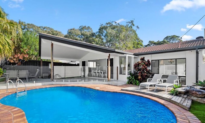 Sapphire Beach House | Seaside Oasis, 200m to beach! w/ 5 bedrooms & pool