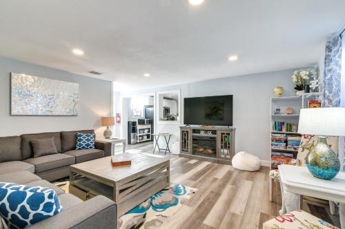 Galveston House | Seaside Retreat in Galveston Near Pleasure Pier!