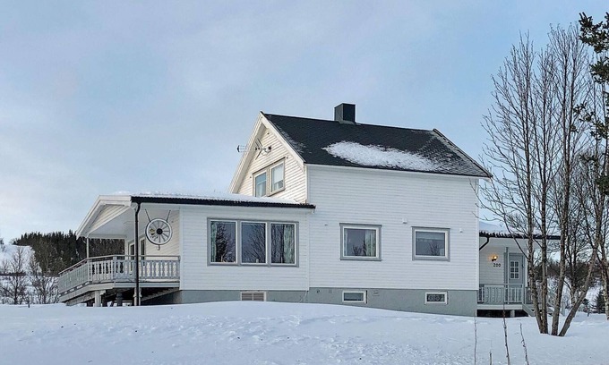 Lyngen House | Seaside Retreat in Lyngen-By Traum