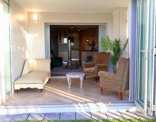 Pollok Beach Apartment | Seaside Serenade