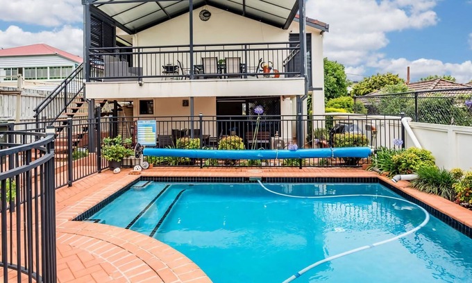 Wynnum House | Seaside Serenity at Plumeria Place