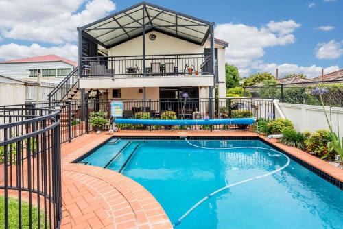Wynnum House | Seaside Serenity at Plumeria Place