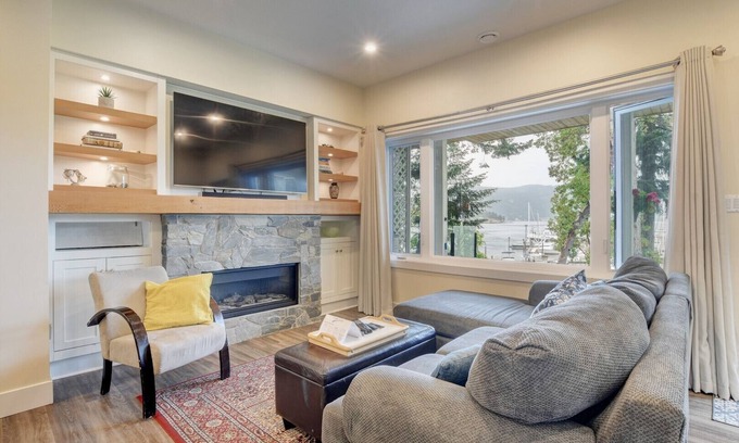 Brentwood Bay House | Seaside Serenity: Your 1-Bedroom Escape in Brentwood Bay