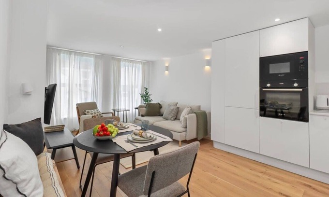Eastbourne City Centre Apartment | Seaside Serenity Modern Apartment Close To Beach