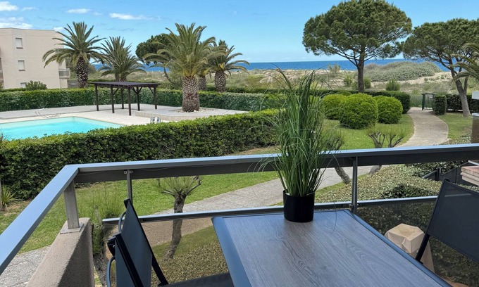 Saint-Cyprien Plage Apartment | Seaside, Studio cabin with sea and pool view ideal for couple with 2 children