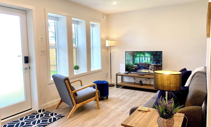 Colwood House | Seaside Suite + Private Yard : Walk to Royal Bay Beach