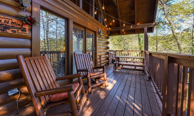 Black Bear Falls Cabin | Seasonal Outdoor Pool 🐻 Family Friendly🍂Cozy Cabin 🏔3 mi to Strip 🍁Hot Tub