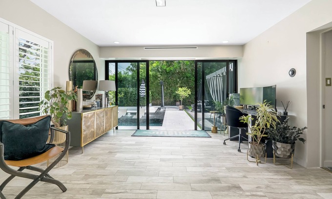 Central Corals House | Seasonal Private Oasis in Beautiful Neighborhood w/Private Pool