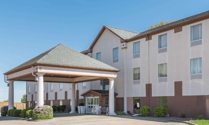 Highland Hotel | Seasons Inn & Suites Highland