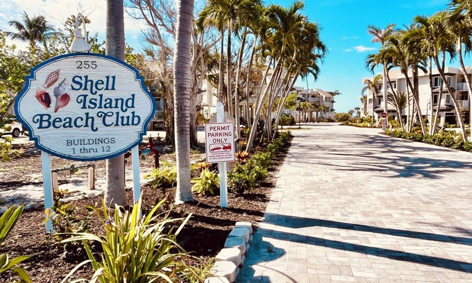 Sanibel Condo | "Seaspray" beachfront, GULF VIEWS, free bikes!