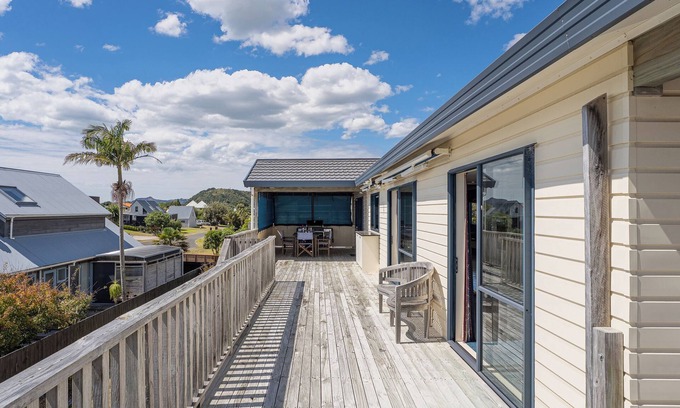 Matarangi House | Seaspray Retreat - Matarangi Holiday Home