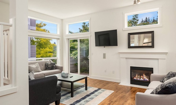 Mann House | Seattle Vacation Home: 3 en-suite bedrooms with outdoor space!