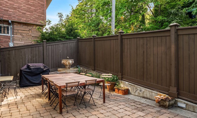 Stevens House | Seattle Vacation Home: American Wonders - 7 bedroom/4.5 bath, sleeps 25, views