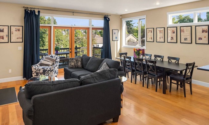 Mann House | Seattle Vacation Home: House of Suffrage - 5 bedroom, sleeps 16!