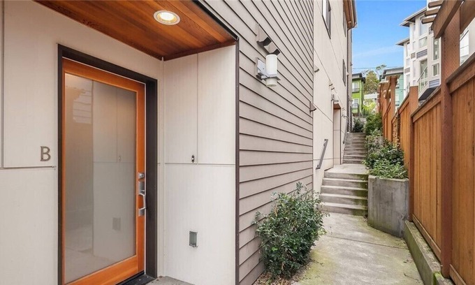 Miller Park House | Seattle Vacation Home: Impeccably finished 2 bedroom/2 bathrooms with parking