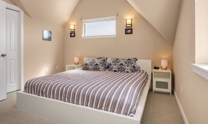 Stevens House | Seattle Vacation Home: Life's A Mountain - 3 bedrooms each w/ ensuite bath