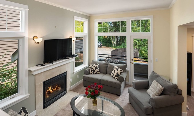 Miller Park House | Seattle Vacation Home: The Gallery - 3 bedrooms, each with en-suite bath!