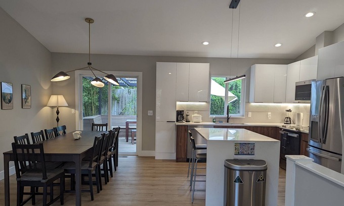 High Point House | Seattle Vacation Home: The Newsroom - West Seattle 4 bedroom home