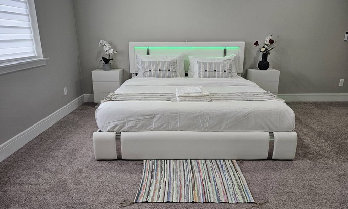 Kent House | Seattle vacation rentals,Centrally located w/free parking & Netflix' wifi.