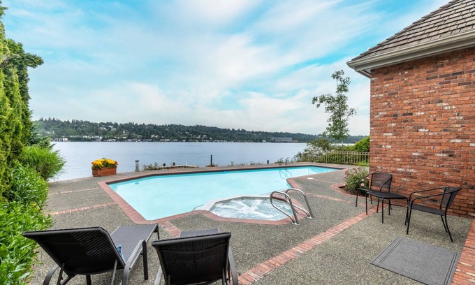 Mercer Island House | Seattle Waterfront Mansion on Lake WA