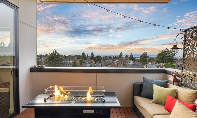 North Admiral House | Seattle West - Admiral Dist- Stunning Views, Balcony, AC, 90 Walk Score