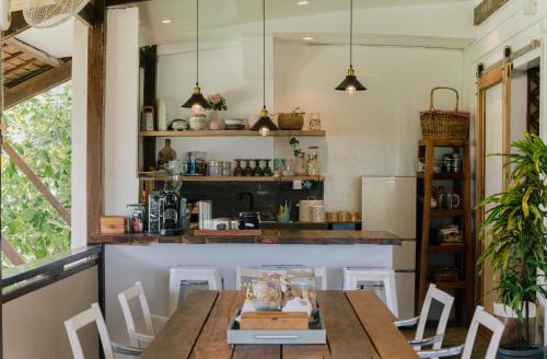 Catangnan House | Seaūgo by the Sea