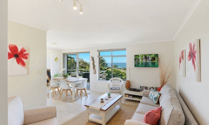 Avoca Beach Apartment | Seaview 12 - Pete & Kaz's - Modern Apartment
