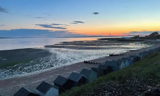 Hill Head Apartment | Seaview dog friendly ground floor flat 1 min to beach sleeps 4