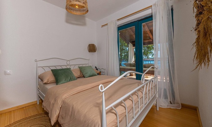 Jadranovo Villa | Seaview home with bubble bath