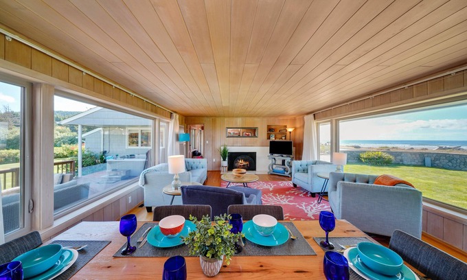 Seaside House | SeaView:}Hot-Tub~StepsToBeach~Ocean/Mt/Golf Views!~Bikes~DogsOK~Cornhole-Patio~