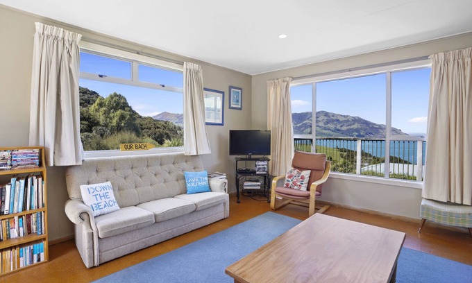 Wainui House | Seaview House - Wainui Holiday Home