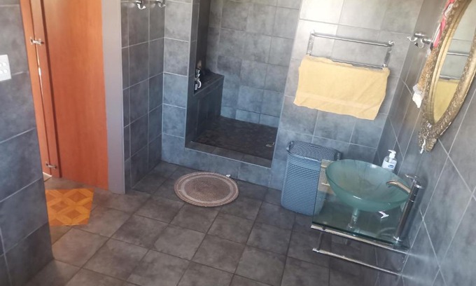 Port Elizabeth Apartment | Seaview Port Elizabeth Bachelors Pad