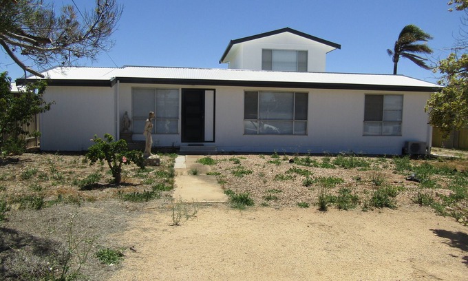 Tiddy Widdy Beach House | Seaview Retreat - Modern 3 bedroom holiday home