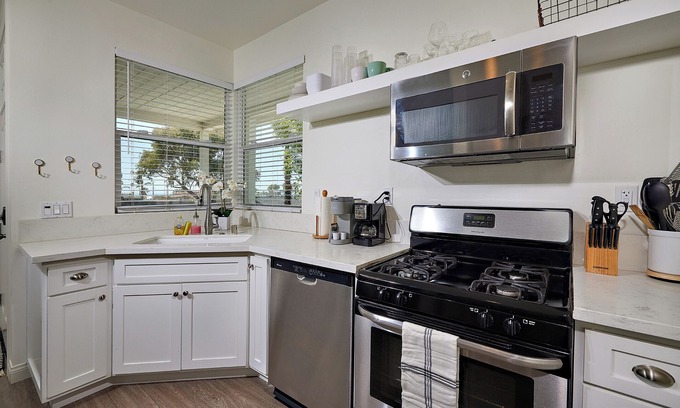 South Oceanside Apartment | Seaview Sunset - Close to beaches & restaurants!
