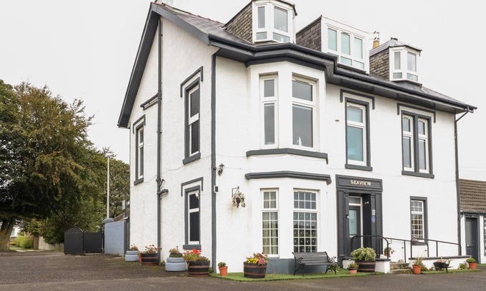 Carnoustie House | SEAVIEW WELLNESS RETREAT, pet friendly, with hot tub in Carnoustie