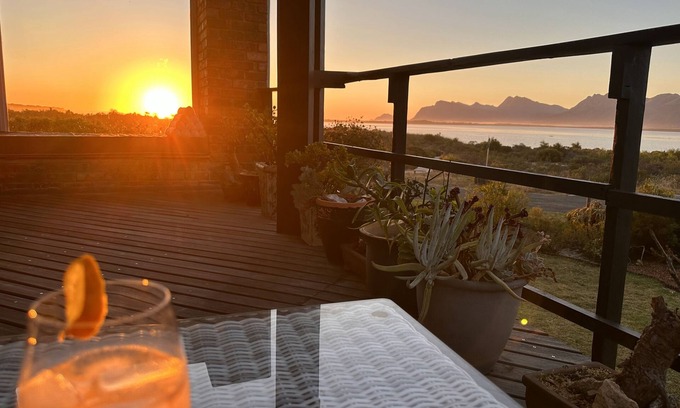 Fisherhaven House | Seaway Sunsets Relax & Enjoy the calmness with Lagoon & Sea views