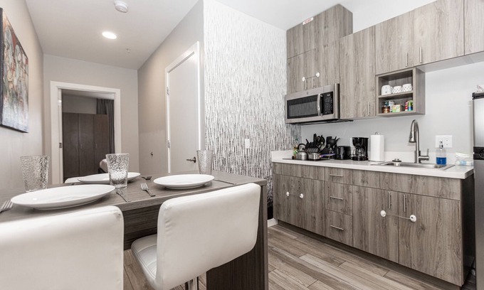 Old Town House | Seaworld 🐋 King Bed Suite w/WiFi, Cable, Parking - Discounts For Longer Stays