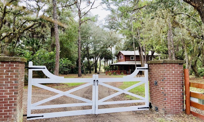 Sebring Cabin | Sebring Florida Best Kept Secret "Cracker Hammock Log Cabin"