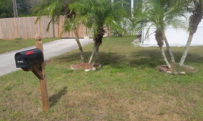 Florida South Atlantic Coast House | Sebring's lil sister town! Huge fenced yard. Pets welcome. Swimming lake nearby.