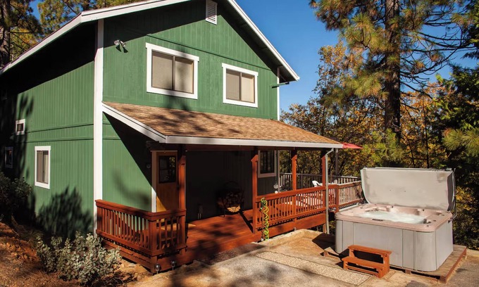 Altaville Cabin | Secluded 3-bedroom cabin, Hot Tub, pet friendly, EV charger in delightful Arnold